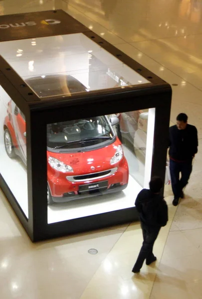 Chinese Mensen Kijken Naar Een Slimme Fortwo Tentoongesteld Een Automaat — Stockfoto