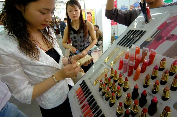 Kinesiske Besøgende Vælger Læbestifter Stand Kosmetikmesse Nanjing East Chinas Jiangsu - Stock-foto