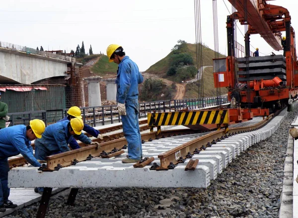 Lavoratori Edili Cinesi Aprono Binari Nel Cantiere Della Ferrovia Yiwan — Foto Stock