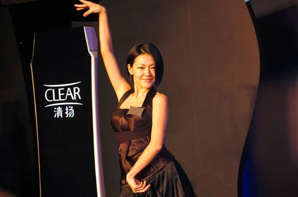 2008年9月23日 台湾电视台主持人迪许在上海举行的清洗发水促销活动中摆姿势 — 图库照片
