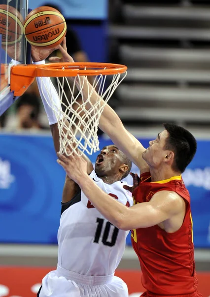 Čína Yao Ming Pravdu Snaží Zablokovat Výstřel Kobe Bryant Usa — Stock fotografie