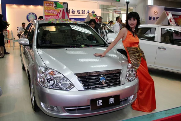 Een Chinees Model Poses Met Een Geely Visie Een Auto — Stockfoto