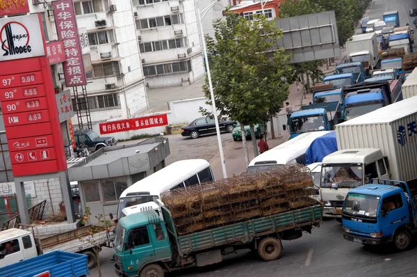 Толпы Грузовиков Автобусов Выстраиваются Очередь Дизельным Топливом Автозаправочной Станции Sinopec — стоковое фото