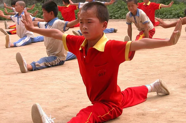 Bambini Cinesi Praticano Wushu Arte Marziale Alla Kaiyuan Martial Art — Foto Stock