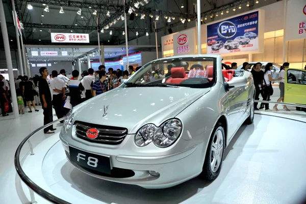 Visitors Look Byd Car Show Chengdu City Southwest Chinas Sichuan — Stock Photo, Image