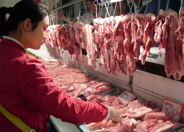 Comprador Chinês Compra Carne Porco Supermercado Cidade Yichang Província Central — Fotografia de Stock