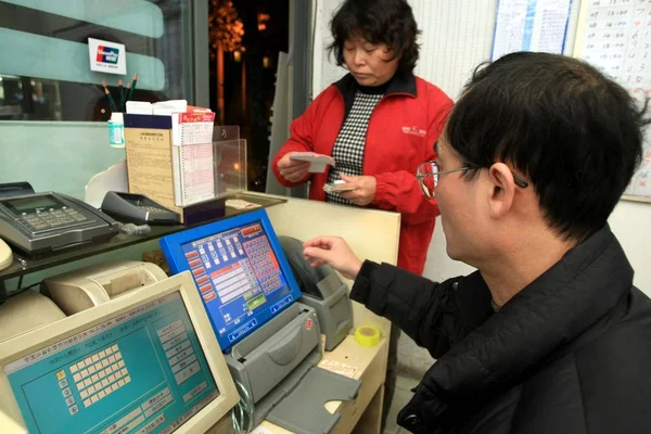 Chiński Sprzedawca Loterii Sprzedaje China Welfare Lottery China Sport Lottery — Zdjęcie stockowe