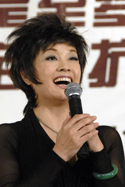 2008年8月21日 中国女演员刘晓庆在中国广东省广州举行的活动上发表演讲 — 图库照片