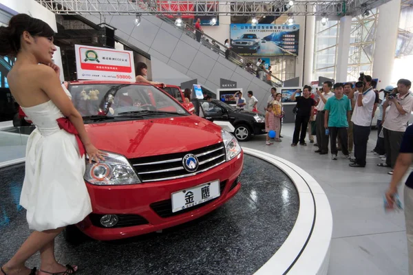 File Visitantes Olhar Para Modelo Posando Com Geely Golden Eagle — Fotografia de Stock