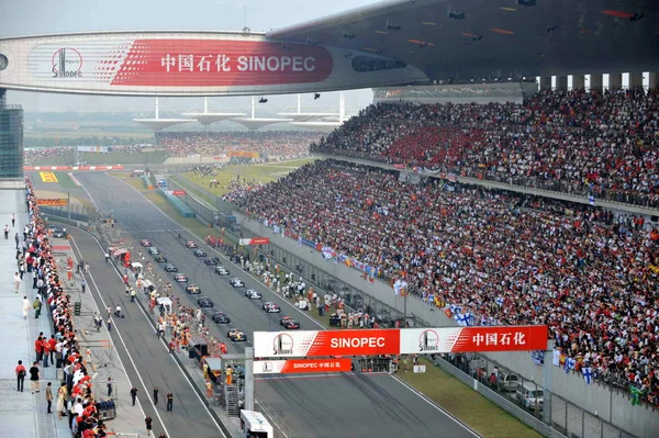 2008年10月19日 在中国上海国际赛车场举行的2008年一级方程式中国大奖赛期间 他们的赛车中的 车手等待比赛 — 图库照片