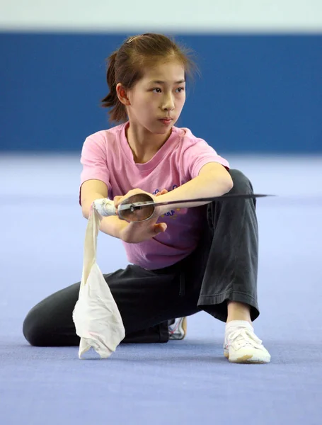 Enfant Chinois Pratique Wushu Arts Martiaux Lors Séance Entraînement École — Photo