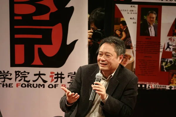 Тайваньский Режиссер Анг Выступил Речью Пекинской Киноакадемии Декабря 2007 Года — стоковое фото