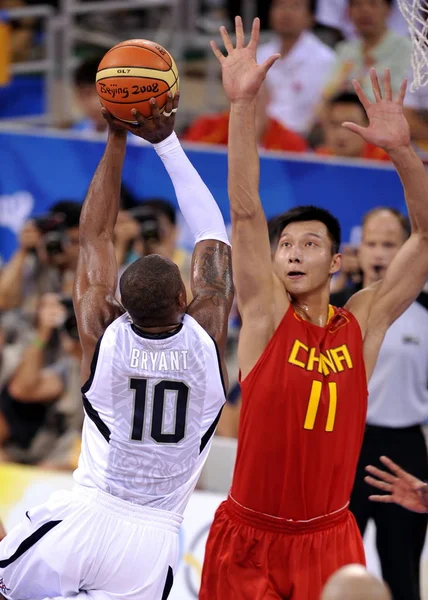 Chinas Jianlian Rätt Försöker Blockera Ett Skott Kobe Bryant Usa — Stockfoto