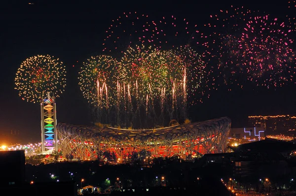 Fyrverkerier Explodera Över National Stadium Birds Nest Repetition Invigningen Peking — Stockfoto