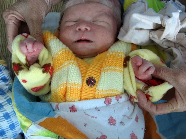 Shangrao Bir Çocuk Refah Ofisinde Sadece Parmaklı Bir Bebek Görünümü — Stok fotoğraf