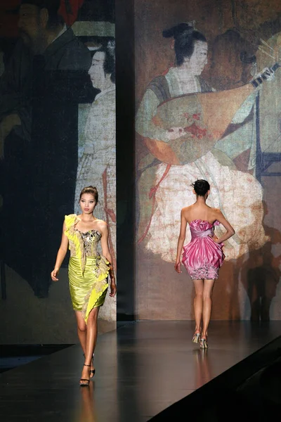 Парад Моделей Китайского Дизайнера Дун Хуайгуана Время Недели Моды Китае — стоковое фото