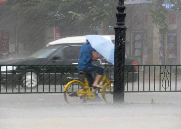 Kinesisk Cyklist Sköldar Sig Med Ett Paraply Häftiga Regn Som — Stockfoto