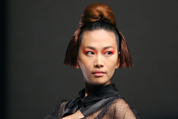 Ένα Κινέζικο Μοντέλο Παρελάσεις Μια Επίδειξη Μόδας Τρίχας Από Toni — Φωτογραφία Αρχείου