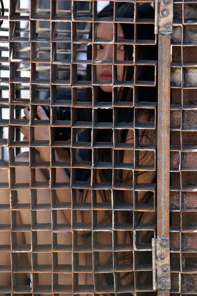 Blogueuse Chinoise Hairong Tiantian Regarde Dans Une Cage Dernier Jour — Photo