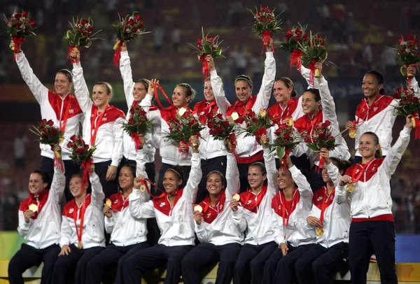 Mitglieder Von Uns Feiern Während Der Preisverleihung Der Olympischen Spiele — Stockfoto