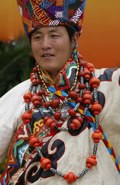 Tibetský Muž Ukazuje Soubor Tibetských Šatů Pekingu Října 2007 — Stock fotografie