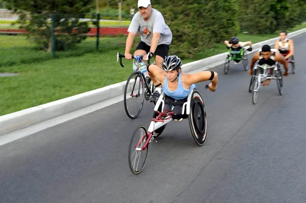 Les Athlètes Paralympiques Étrangers Conduisent Leurs Tricycles Lors Une Séance — Photo