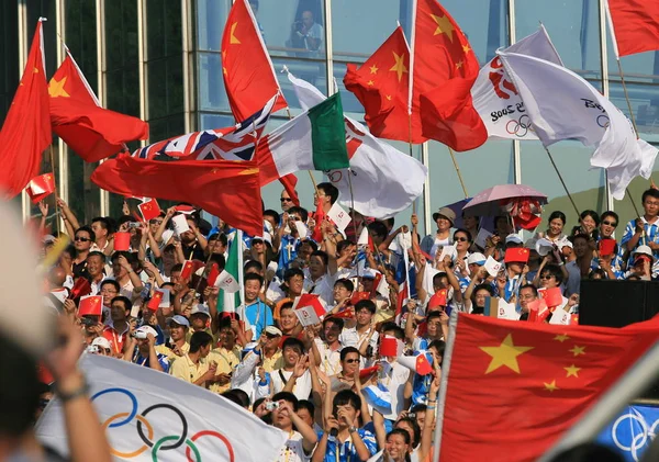 Chińskich Fanów Dopingować Chinas Pierwsze Złoto Żeglarstwo Podczas Ceremonii Wręczenia — Zdjęcie stockowe
