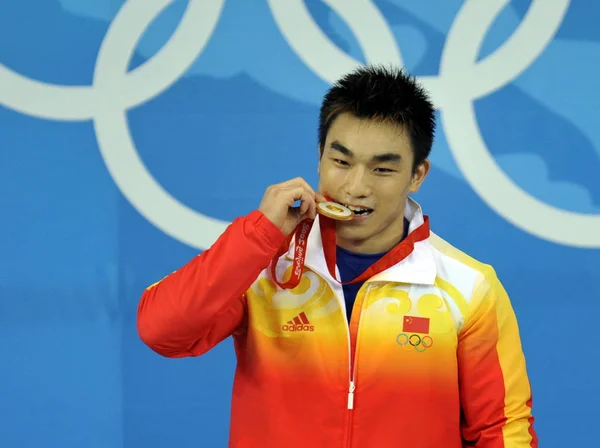 China Liao Hui Morde Sua Medalha Ouro Para Comemorar Depois — Fotografia de Stock