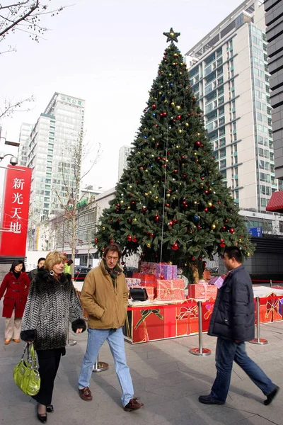 Menschen Gehen Einem Weihnachtsbaum Außerhalb Des Shin Kong Platzes Cbd — Stockfoto