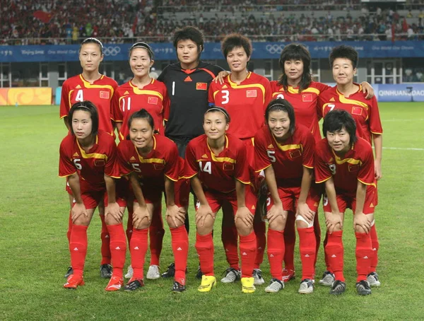 2008年8月15日 在中国河北省北部秦皇岛的秦皇岛奥林匹克体育中心体育场 中国选手在北京2008年奥运会与日本的四分之一决赛前摆姿势 — 图库照片