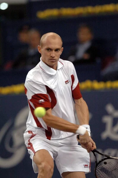 ロシアのニコライ ダビデンコは 2007 日上海テニスマスターズ カップの試合中にアメリカのアンディ ロディックと競います アンディ ロディックを破ったニコライ ダビデンコ — ストック写真