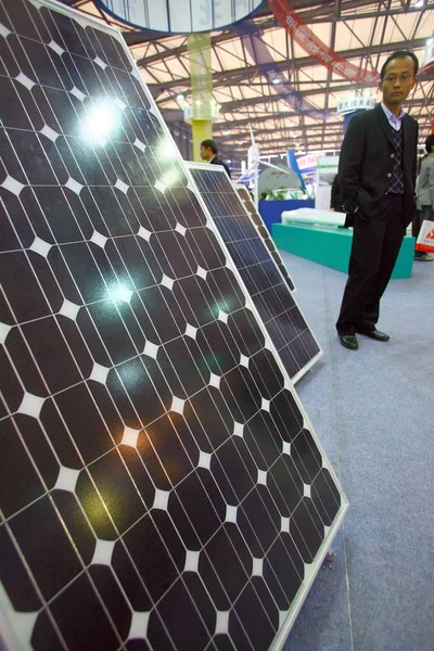 Visitante Olha Para Painéis Energia Solar Feira Internacional Indústria China — Fotografia de Stock