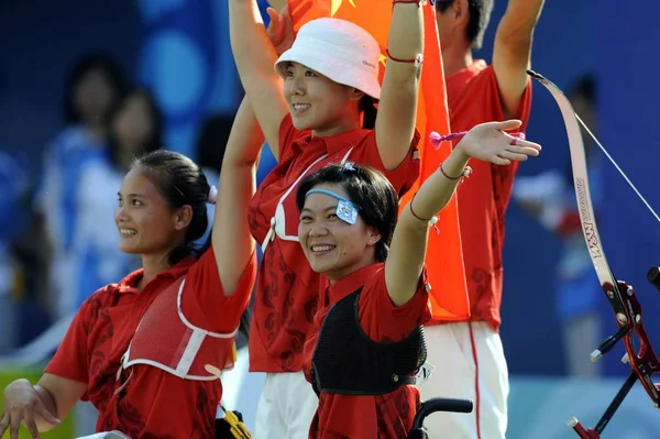 Arqueiros Chinas Comemorar Depois Ganhar Medalha Ouro Equipe Tiro Com — Fotografia de Stock