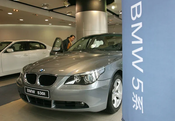 Chinese Car Buyer Views Bmw 530I Bmw Dealership Store Shanghai — Stock Photo, Image