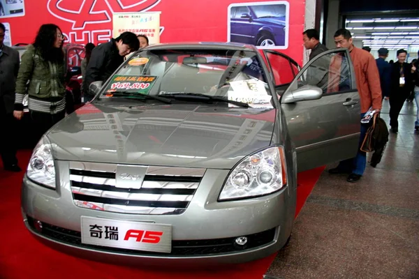 Chinese Visitors Look Chery Car Show Shenyang City Northeast Chinas — Stock Photo, Image