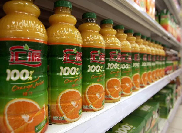 2008年9月3日 上海のスーパーで販売されているフイユアンオレンジジュースのボトルの眺め — ストック写真