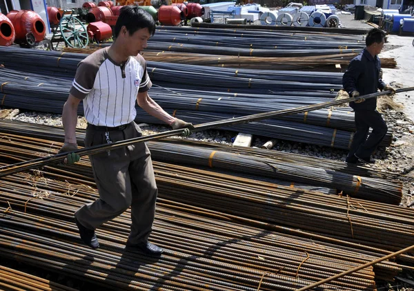 Chińskich Pracowników Przenieść Pręty Stalowe Rynku Stali Huaibei Wschodnia Prowincja — Zdjęcie stockowe