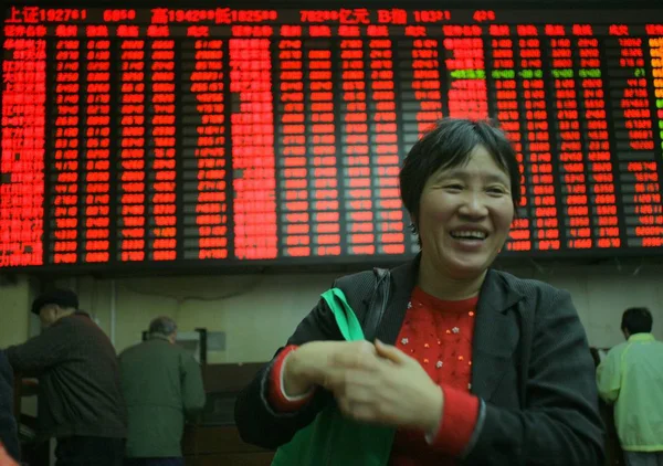 Китайський Інвестора Посмішки Подивившись Частку Ціни Червоний Зростання Цін Запас — стокове фото