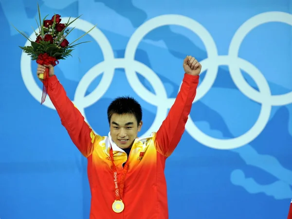 2008年8月12日星期二 在北京航空航天大学体育馆 中国廖辉在北京2008年奥运会男子69公斤级举重项目金牌后庆祝 — 图库照片