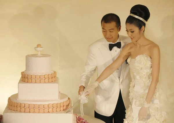 홍콩이 Kelly Chen 그들의 결혼식에 2008 그녀의 알렉스 라우와 케이크를 — 스톡 사진