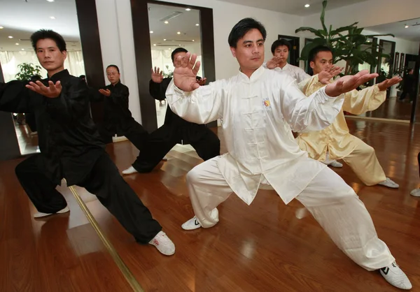 Mestre Chinês Tai Chi Huang Zhongda Branco Ensina Seus Alunos — Fotografia de Stock