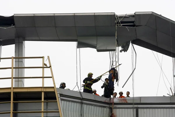 Chinese Fire Fighters Try Rescue Cleaner Suspended Air Fell High — Stock Photo, Image