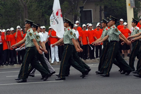 Sekelompok Polisi Paramiliter Cina Berjalan Melewati Penonton Selama Estafet Obor — Stok Foto