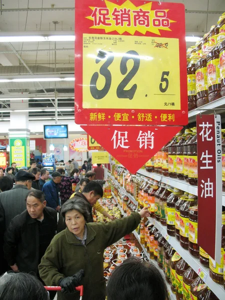 2007年11月14日 中国東部山東省済南市のスーパーマーケットで食用油を買う地元住民 — ストック写真