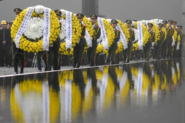 Kinesiska Soldater Hålla Kransar Ceremoni Märkning Årsdagen Nanjing Massakern Japanska — Stockfoto