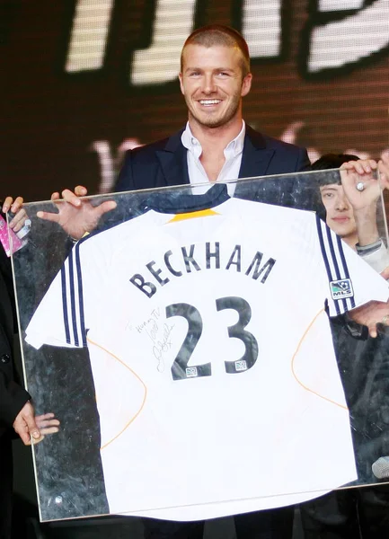 Englands Soccer Superstar David Beckham Shows One His Tee Shirts — Stock Photo, Image