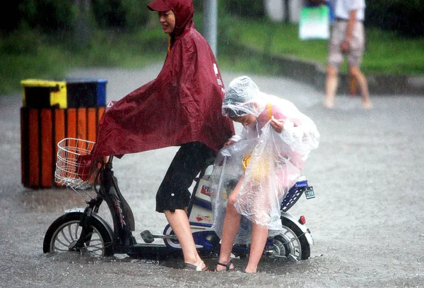 Una Mujer Monta Moto Inundaciones Causadas Por Fuertes Lluvias Shanghái — Foto de Stock