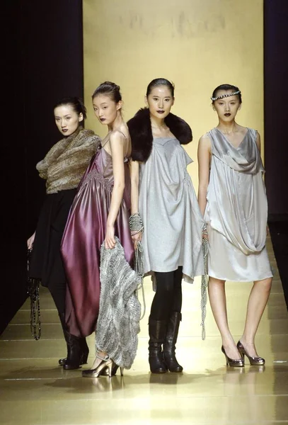 Birleşik Moda Modelleri Törende Göstermek Tarafından Moda Tasarımcıları Jane Zhu — Stok fotoğraf