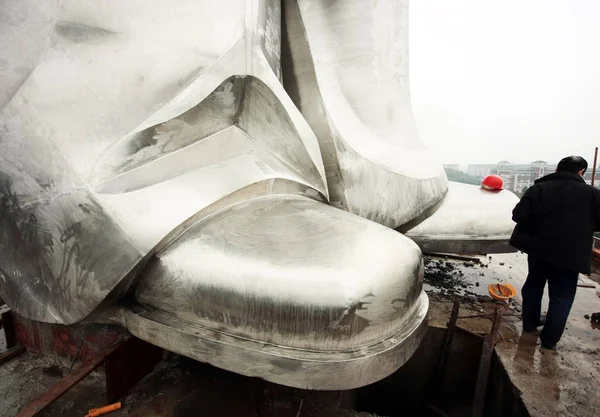 Человек Проходит Мимо Подножия Метровой Статуи Нержавеющей Стали Мао Цзэдуна — стоковое фото