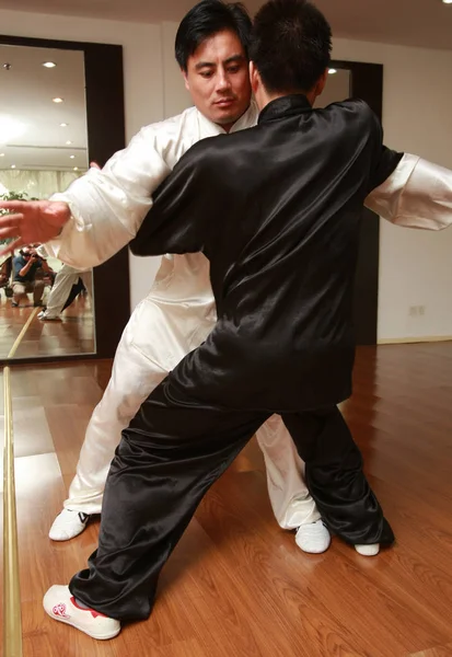 Chinese Tai Chi Master Huang Zhongda White Teaches His Students — Stock Photo, Image